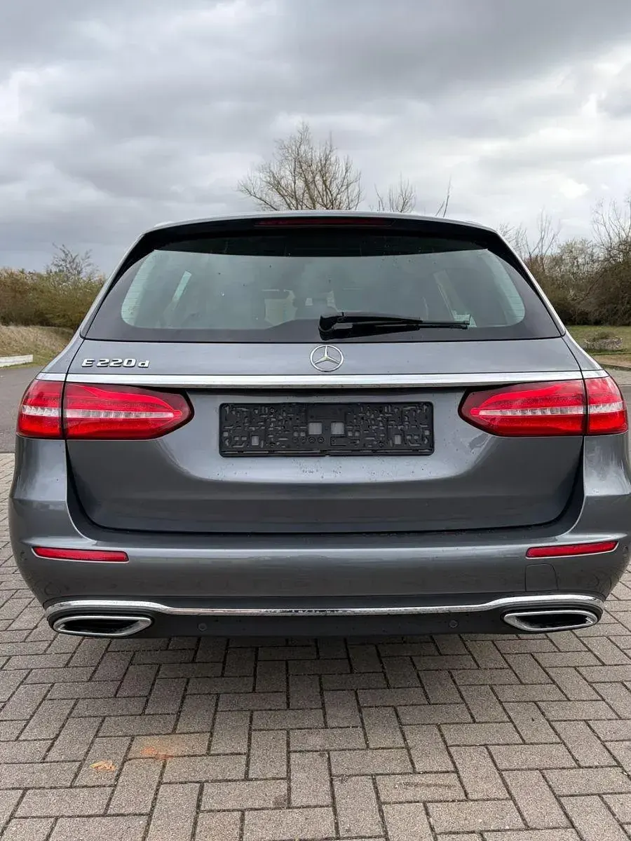 Gebraucht Mercedes E220 Avantgarde 194 PS (142 kW) 2017 Grau Limousine