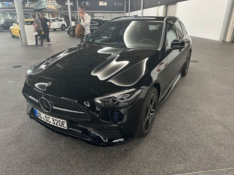 Schwarz Gebraucht 2023 Mercedes C300e AMG line Kombi | 54.890 € - Bild 1/4