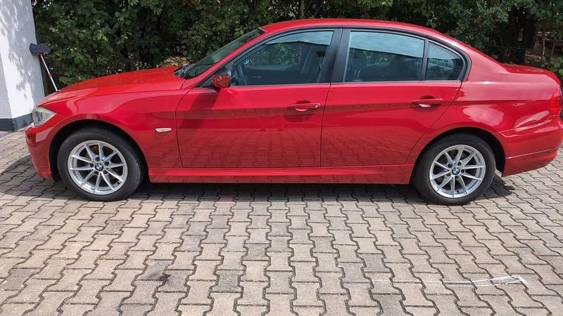 Rot Gebraucht 2011 BMW 316 Limousine | 6.950 € (Fairer Preis) - Bild 1/4