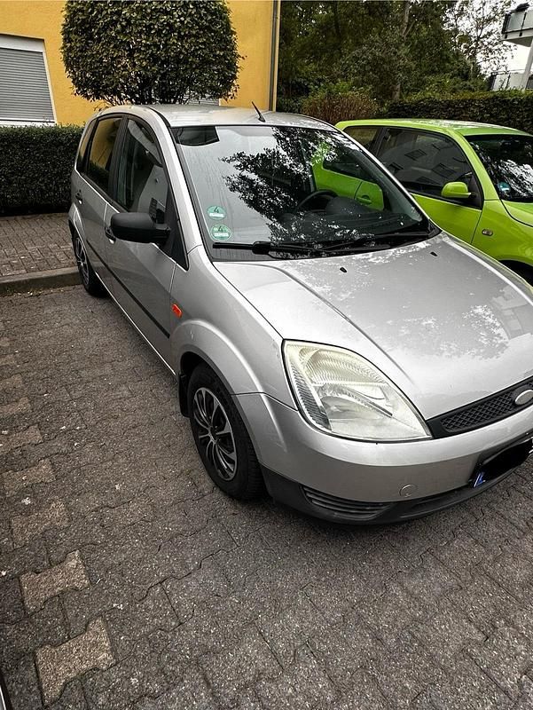 Gebraucht Ford Fiesta 70 PS (51 kW) 2004 Silber Kleinwagen