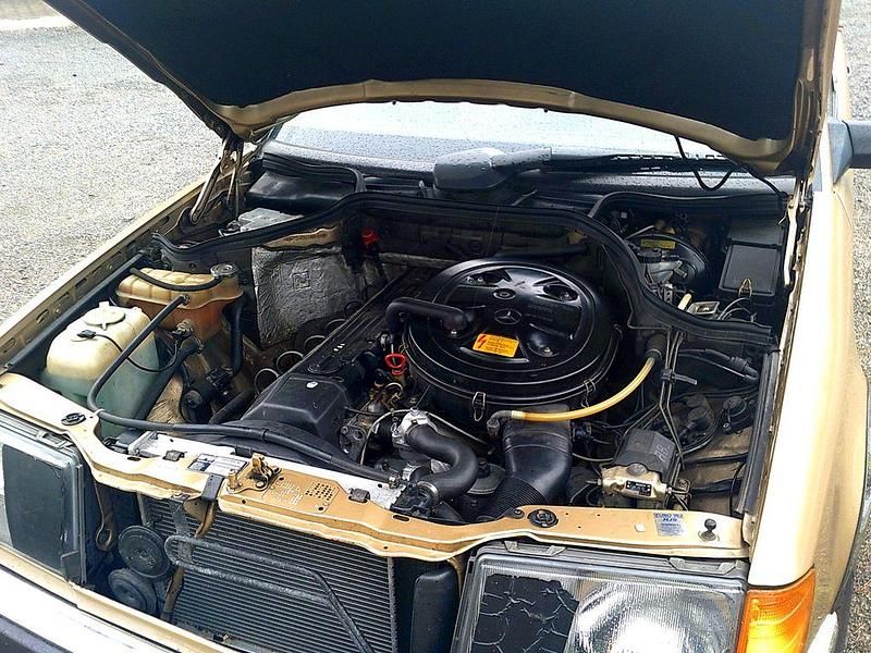 Gebraucht Mercedes E260 160 PS (117 kW) 1988 Gold Limousine