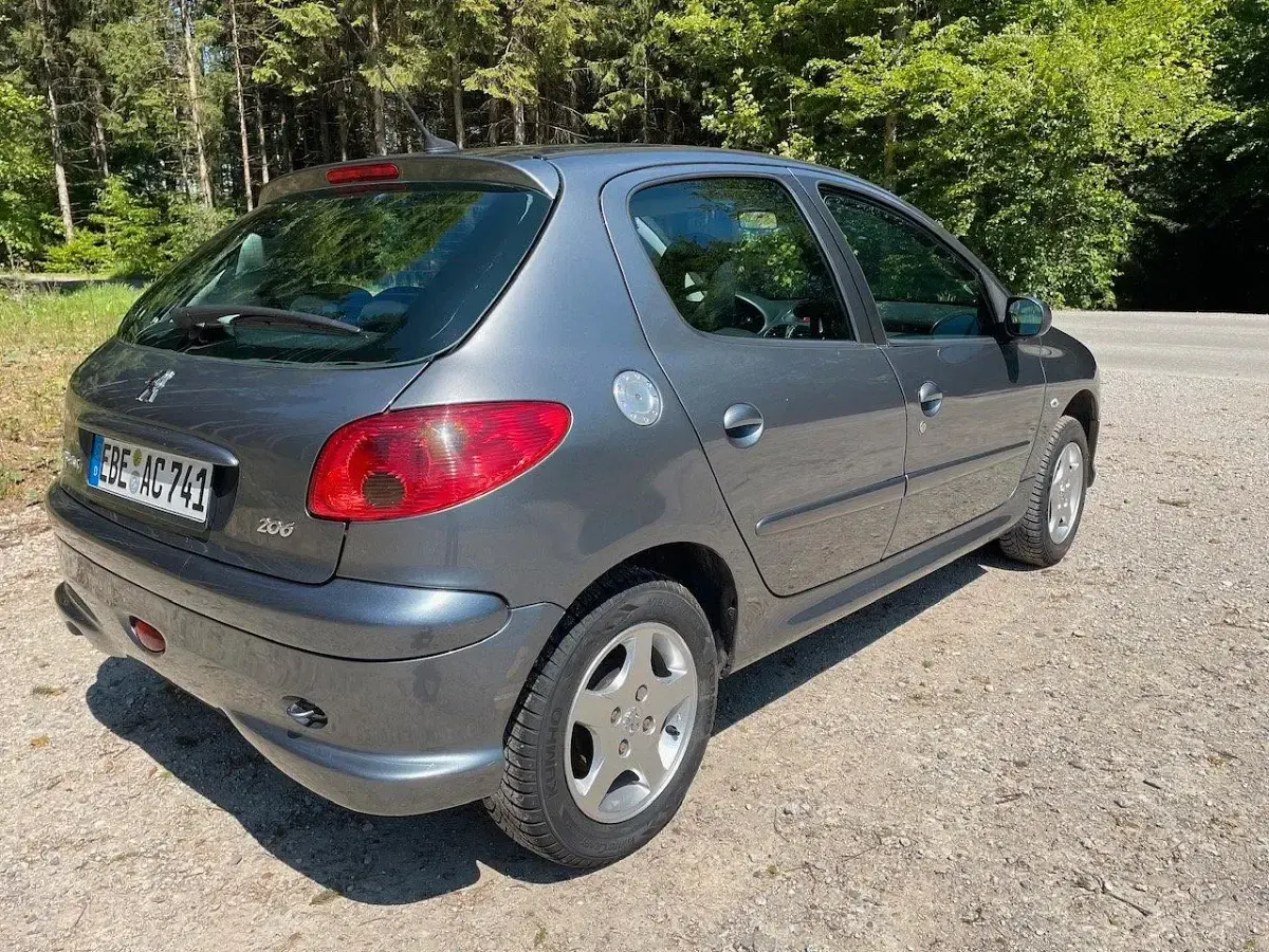 Używany Peugeot 206 75 KM (55 kW) 2008 Szary Hatchback