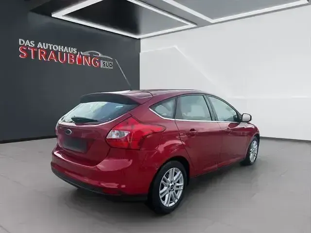 Używany Ford Focus Titanium 105 KM (77 kW) 2014 Czerwony Sedan/Limuzyna