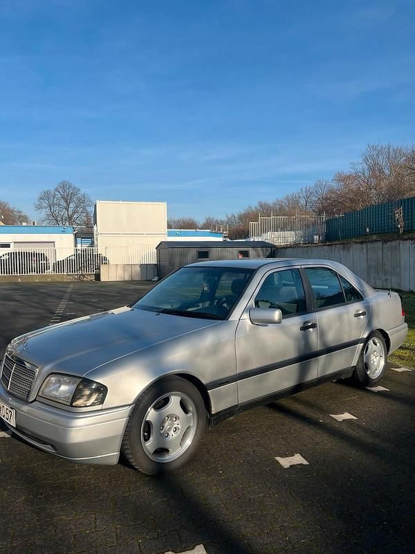 Gebraucht Mercedes C180 122 PS (89 kW) 1997 Silber Limousine