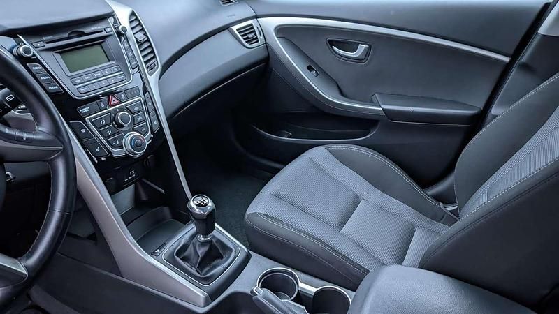 Gebraucht Hyundai i30 Trend 101 PS (74 kW) 2015 Weiß Limousine