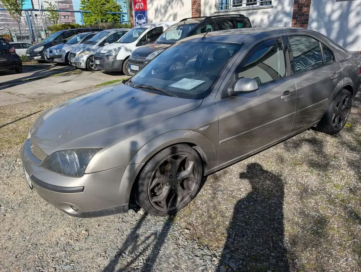 Używany Ford Mondeo Ghia 145 KM (106 kW) 2002 Beżowy Sedan/Limuzyna