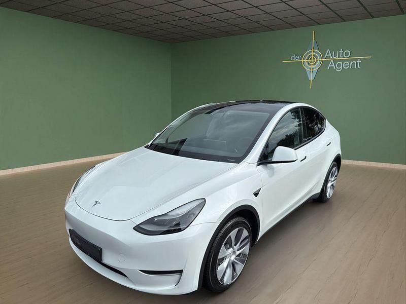 Weiß Gebraucht 2023 Tesla Model Y SUV | 31.800 € (Superpreis) - Bild 1/4