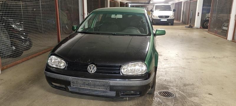 Grün Gebraucht 2002 VW Golf IV Kleinwagen | 300 € (Superpreis) - Bild 1/4