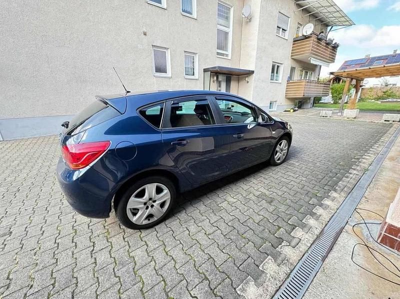 Second-hand Opel Astra 75 CP (55 kW) 2011 Albastru Hatchback
