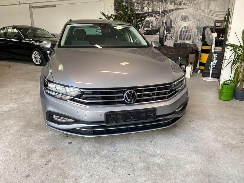 Silber Gebraucht 2023 VW Passat Business Kombi | 19.300 € (Superpreis) - Bild 1/4