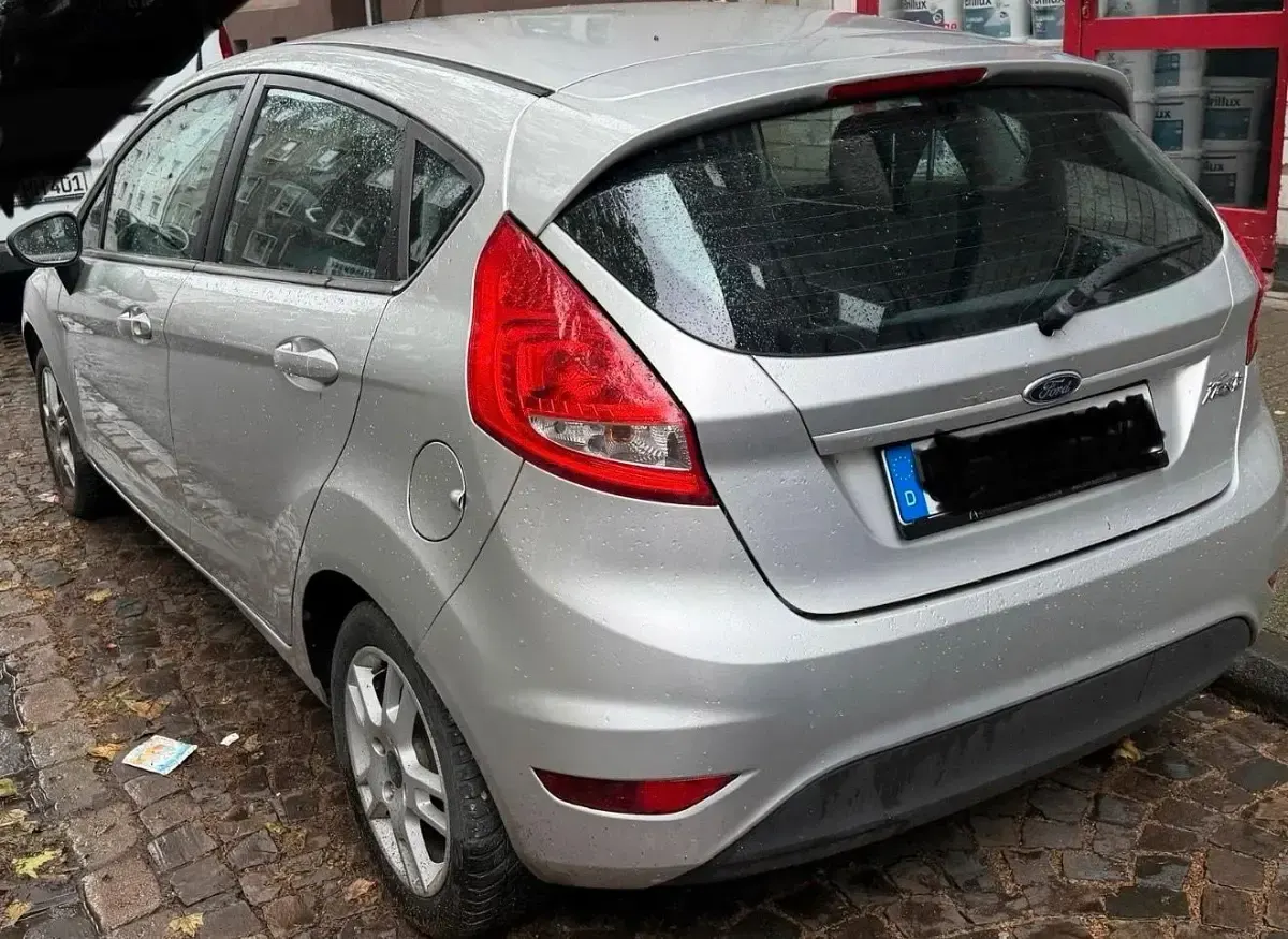 Gebraucht Ford Fiesta 95 PS (69 kW) 2012 Silber Kleinwagen