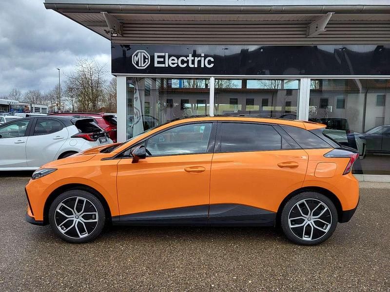 Gebraucht MG MG4 EV Trophy 180 kW (245 PS) 2023 Fizzy orange &black roof Kleinwagen