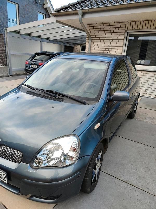 Grau Gebraucht 2005 Toyota Yaris Kleinwagen | 2.650 € (Teuer) - Bild 1/4