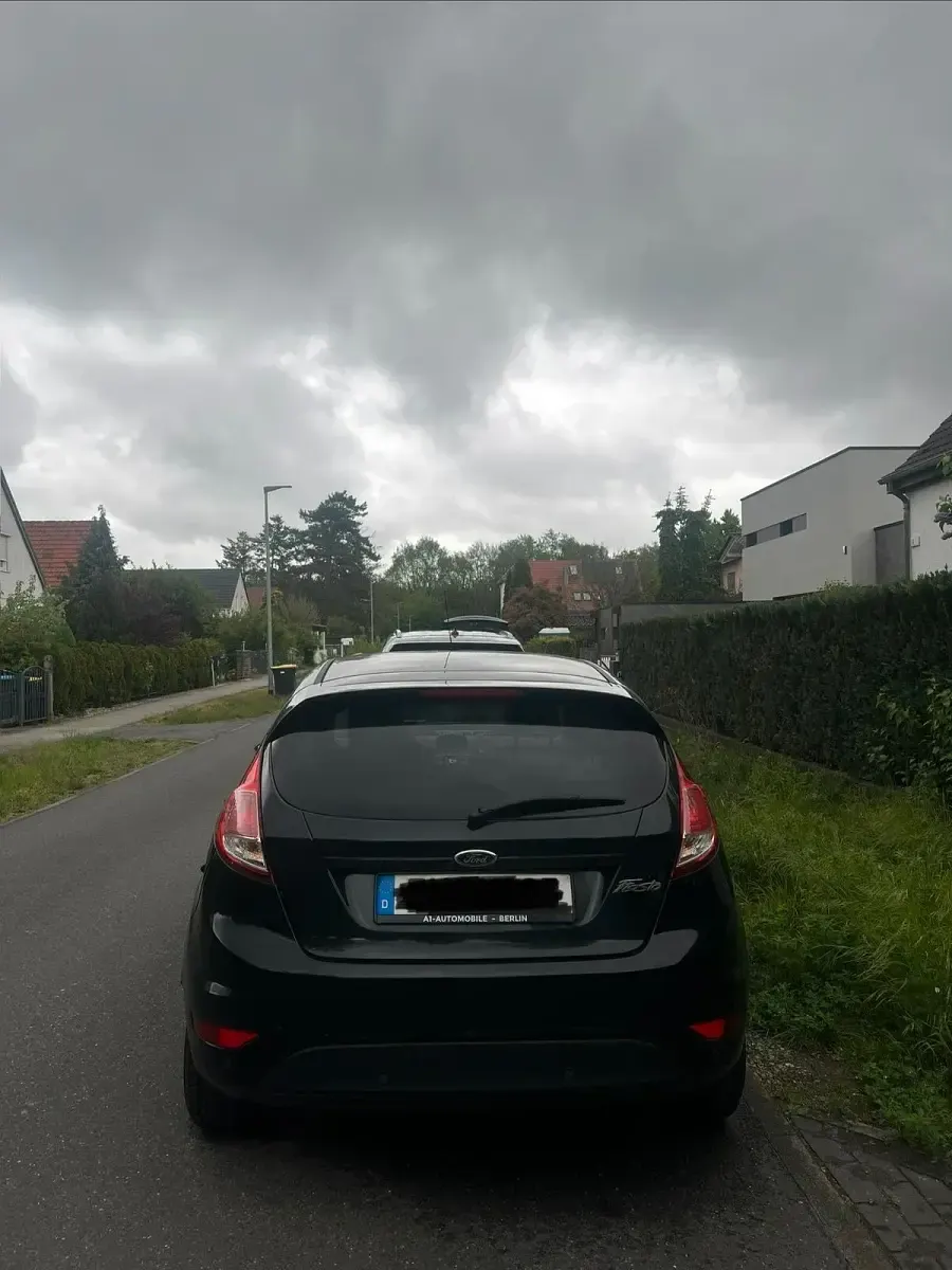 Gebraucht Ford Fiesta 95 PS (69 kW) 2014 Schwarz Kleinwagen
