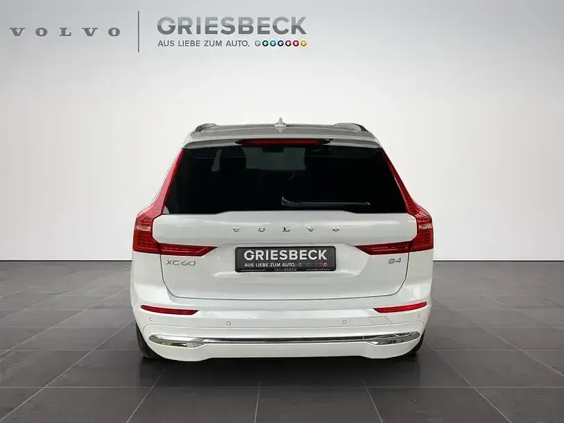 Gebraucht Volvo XC60 Plus 197 PS (144 kW) 2023 Crystalweiss perleffekt SUV