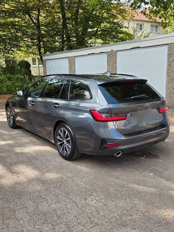 Grau Gebraucht 2020 BMW 320 Kombi | 18.600 € (Etwas zu teuer) - Bild 1/4