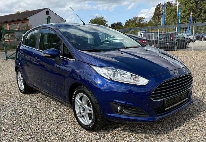 Blau Gebraucht 2014 Ford Fiesta Titanium Kleinwagen | 6.490 € (Fairer Preis) - Bild 1/4