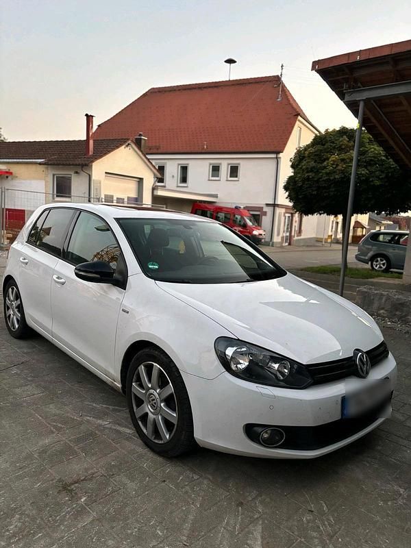 Weiß Gebraucht 2012 VW Golf VI Kleinwagen | 6.400 € (Fairer Preis) - Bild 1/4