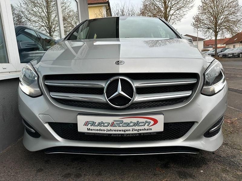 Gebraucht Mercedes B180 Business 122 PS (89 kW) 2017 Silber Van / Kleinbus