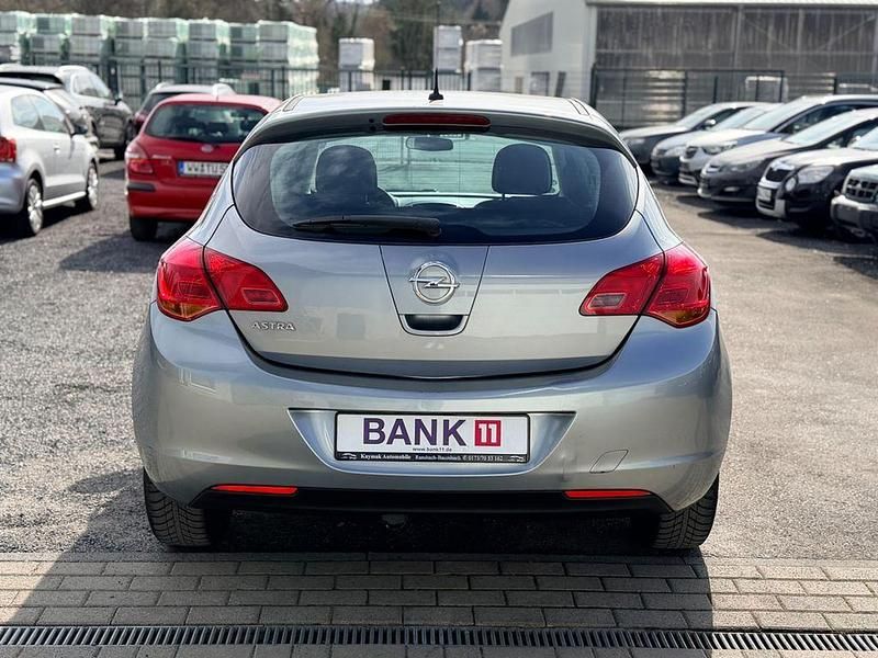 Gebraucht Opel Astra Selection 116 PS (85 kW) 2010 Silber Limousine