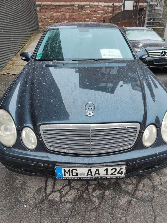 Grün Gebraucht 2004 Mercedes E200 Classic Limousine | 3.800 € (Teuer) - Bild 1/4