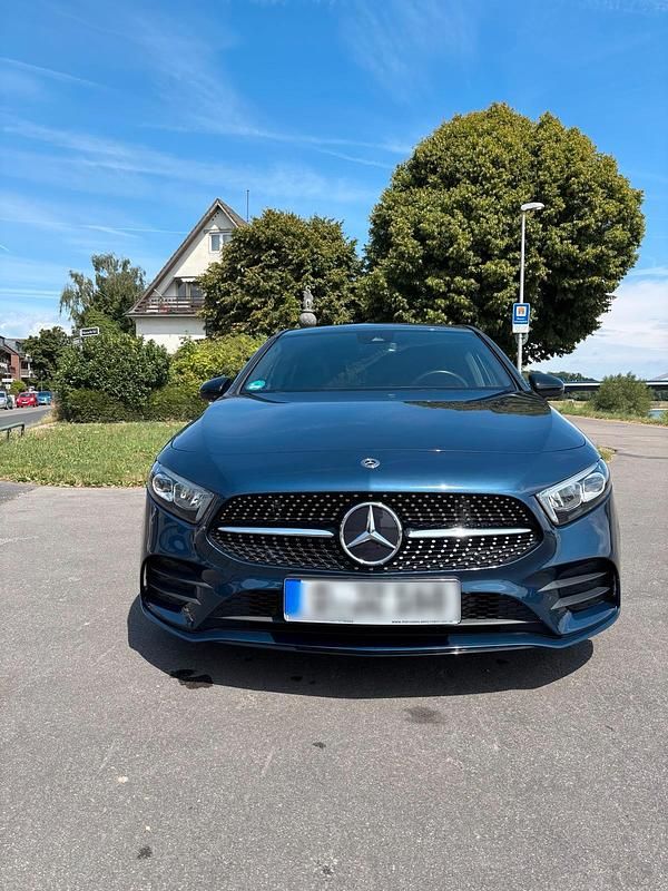 Gebraucht Mercedes A180 AMG line 136 PS (100 kW) 2019 Blau Limousine