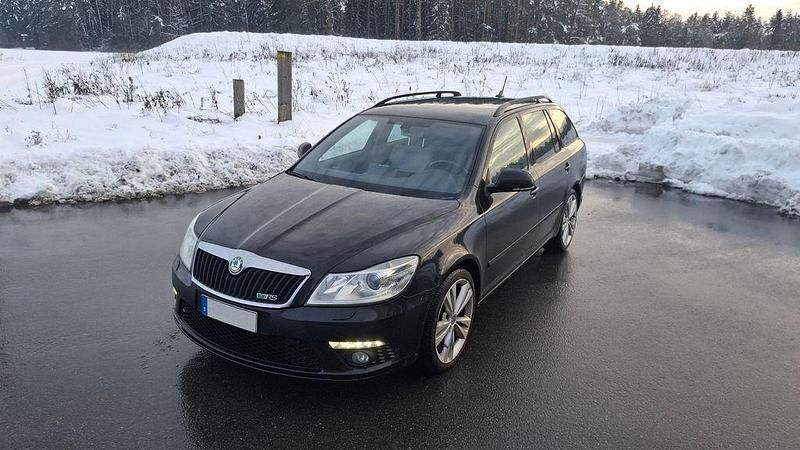 Schwarz Gebraucht 2012 Skoda Octavia RS Kombi | 5.499 € (Superpreis) - Bild 1/4