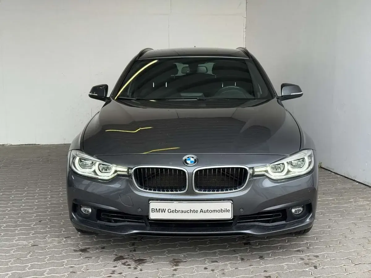 Gebraucht BMW 318 Advantage 136 PS (100 kW) 2019 Grau Limousine