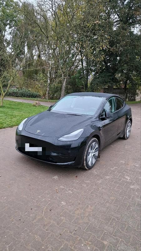 Schwarz Gebraucht 2023 Tesla Model Y Standard Range SUV | 32.000 € (Fairer Preis) - Bild 1/4