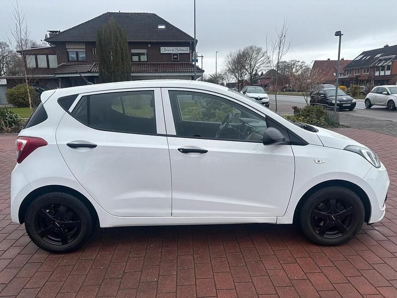 Gebraucht Hyundai i10 67 PS (49 kW) 2016 Weiß Kleinwagen