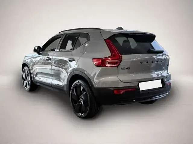 Neu Volvo XC40 Plus 163 PS (119 kW) 2026 Grau SUV