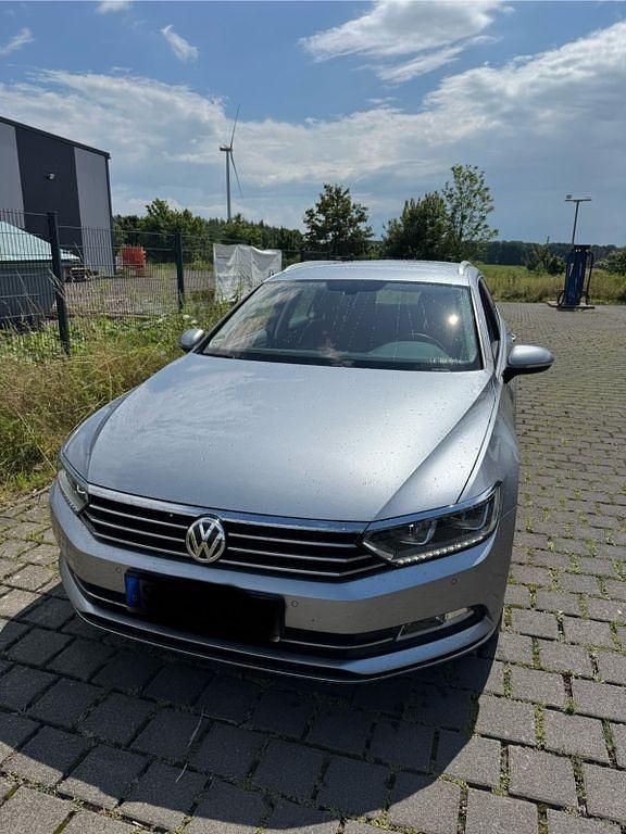 Silber Gebraucht 2018 VW Passat Highline Limousine | 22.800 € (Guter Preis) - Bild 1/4