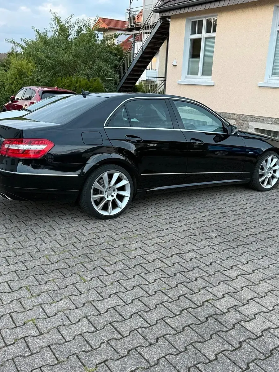 Gebraucht Mercedes E220 170 PS (125 kW) 2010 Schwarz Limousine