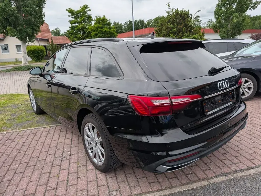 Gebraucht Audi A4 150 PS (110 kW) 2022 Mythosschwarz metallic Kombi