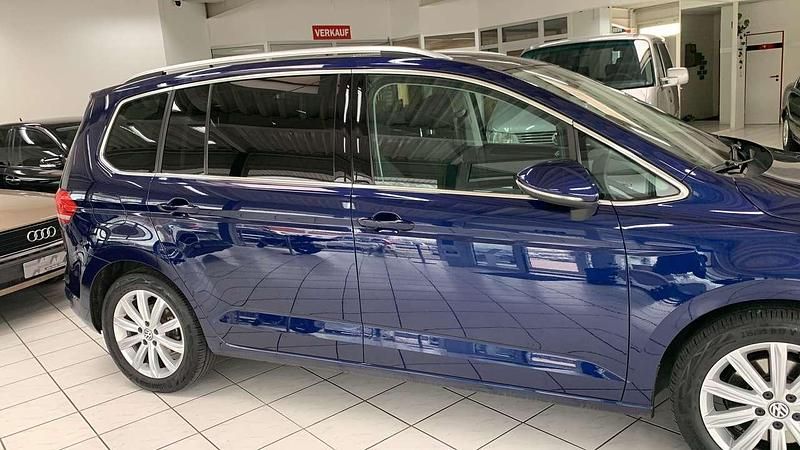 Gebraucht VW Touran Highline 150 PS (110 kW) 2019 Atlantik blue metallic Van / Kleinbus