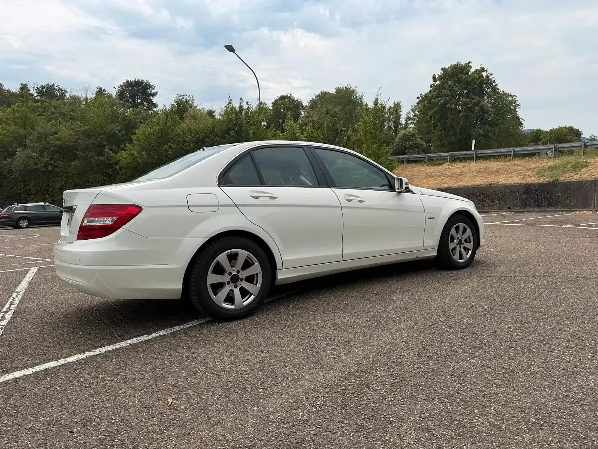 Gebraucht Mercedes C180 120 PS (88 kW) 2011 Weiß Limousine