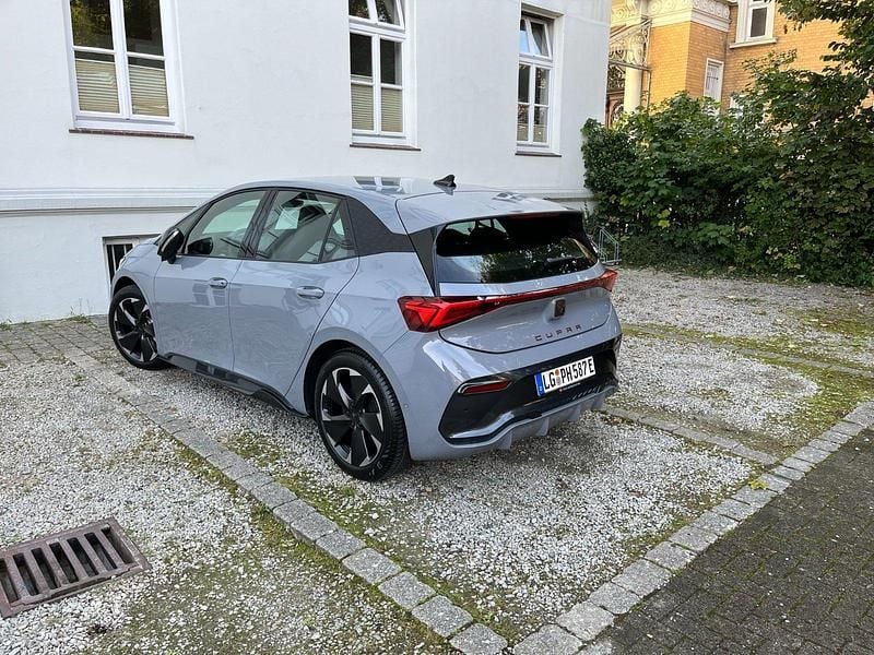 Silber Gebraucht 2022 Cupra Born e-Boost Kleinwagen | 24.200 € (Fairer Preis) - Bild 1/2