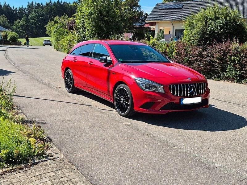 Rot Gebraucht 2016 Mercedes CLA200 Shooting Brake AMG line Kombi | 15.250 € (Guter Preis) - Bild 1/4