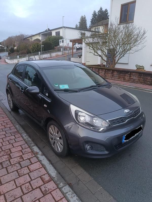 Gebraucht Kia Rio 109 PS (80 kW) 2014 Grau Kleinwagen