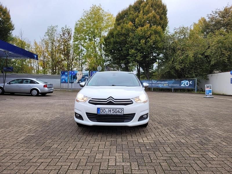 Weiß Gebraucht 2015 Citroën C4 Limousine | 4.800 € (Superpreis) - Bild 1/4