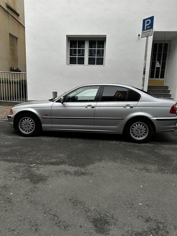 Gebraucht BMW 320 150 PS (110 kW) 1998 Silber Limousine
