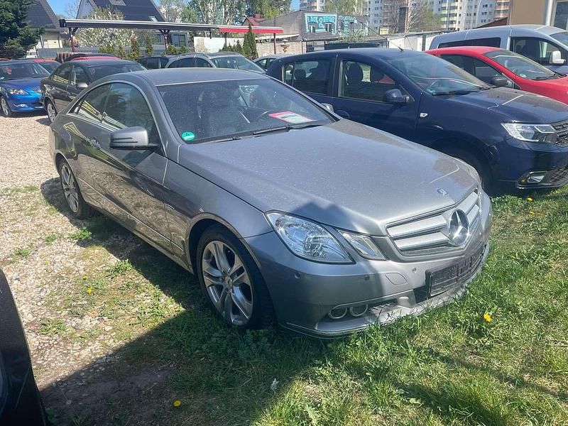 Gebraucht Mercedes E200 Avantgarde 184 PS (135 kW) 2010 Iridiumsilber met. Coupé