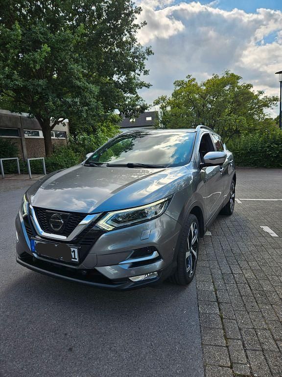 Grau Gebraucht 2017 Nissan Qashqai Tekna+ SUV | 14.499 € (Fairer Preis) - Bild 1/4