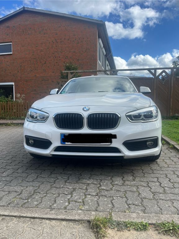 Weiß Gebraucht 2017 BMW 118 Advantage Kleinwagen | 11.200 € (Fairer Preis) - Bild 1/4