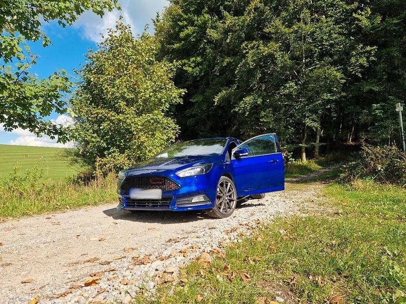 Blau Gebraucht 2018 Ford Focus Sport Limousine | 13.400 € (Superpreis) - Bild 1/4