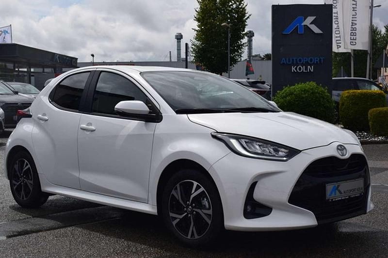 Weiß Gebraucht 2024 Toyota Yaris Business Edition Limousine | 21.890 € (Superpreis) - Bild 1/4