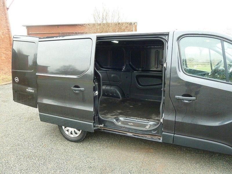 Gebraucht Opel Vivaro 140 PS (102 kW) 2016 Schwarz Van / Kleinbus
