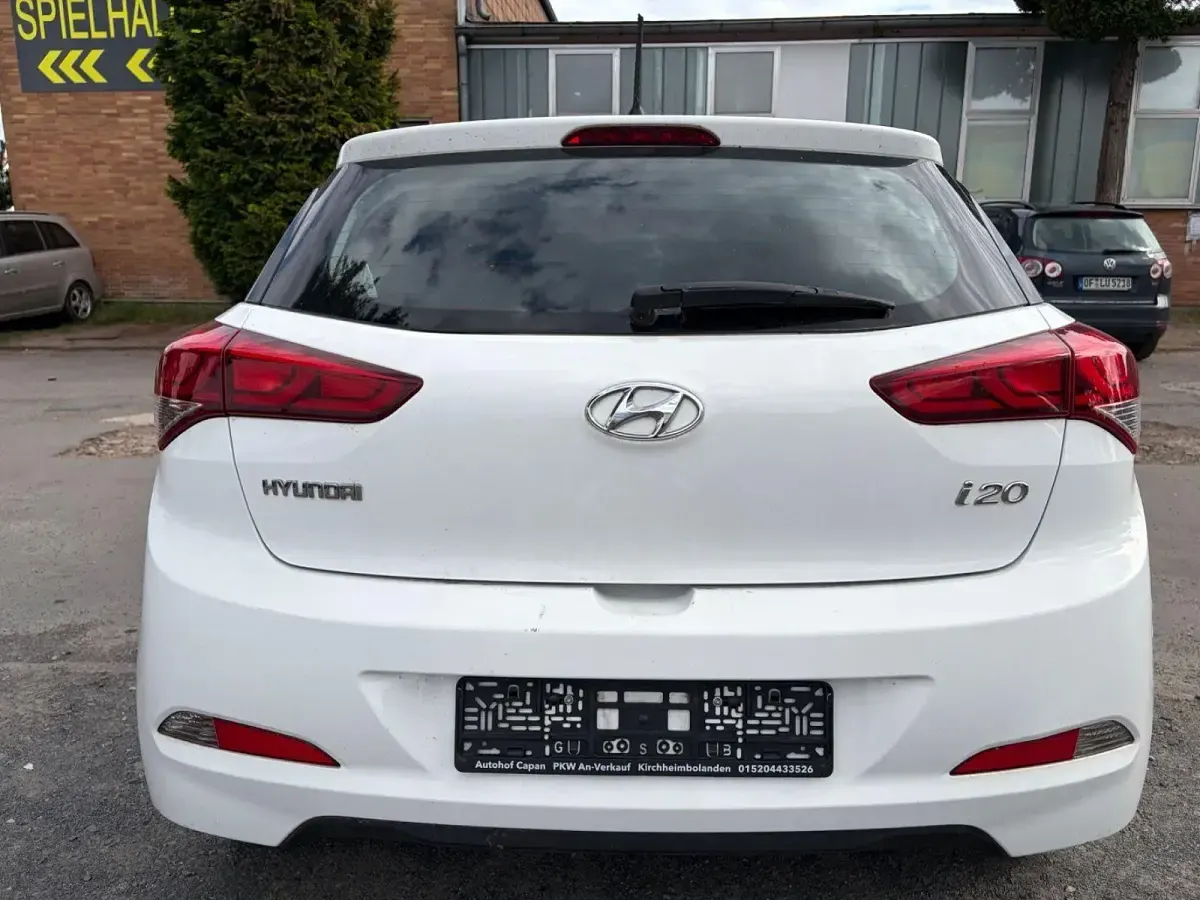 Gebraucht Hyundai i20 75 PS (55 kW) 2016 Weiß Kleinwagen