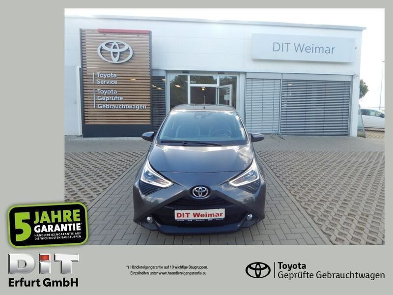 Grau Gebraucht 2022 Toyota Aygo X-play Kleinwagen | 10.490 € - Bild 1/4