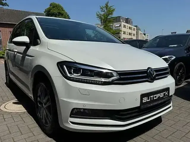 Gebraucht VW Touran Business 150 PS (110 kW) 2024 Weiß Van / Kleinbus